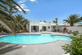 Dazzling Playa Blanca Villa - 4 Bedrooms - Villa Nagini - Spacious Furnished Sun Terrace Large Private Outdoor Pool - Outdoor Hot Tub - BBQ Facilities - Shaded Outdoor Dining Area - Private Garden